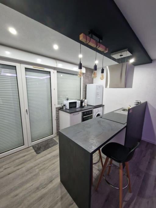 Logement Atypique & Parking Gratuit Gex Exterior photo